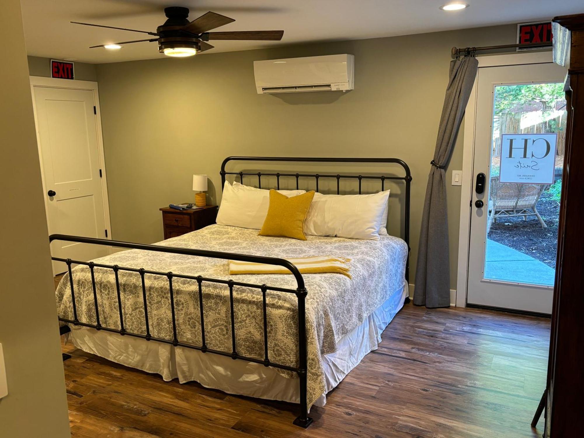 Hermann Crown Suites Esterno foto